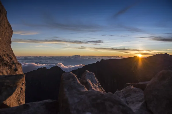 Wschód słońca na szczycie góry — Zdjęcie stockowe