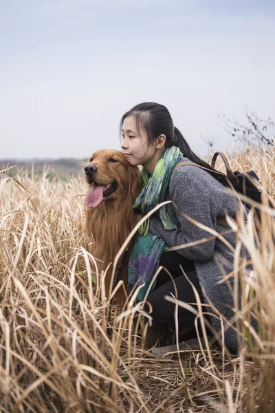 Chica y su perro —  Fotos de Stock