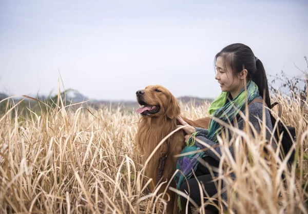 Menina e seu cão — Fotografia de Stock