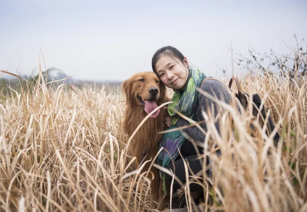 Kız ve köpeği. — Stok fotoğraf