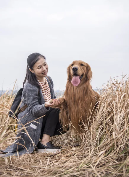 Chica y su perro — Foto de Stock