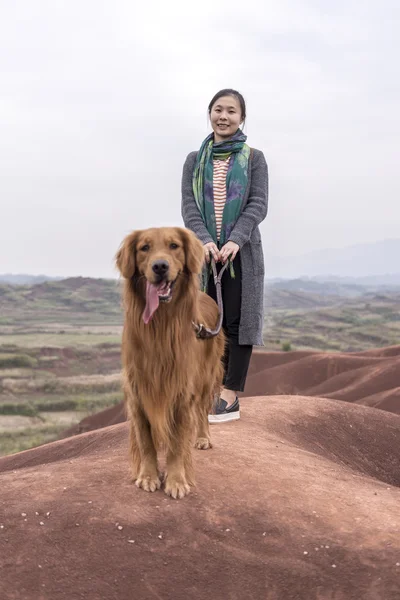 Ragazza e il suo cane domestico — Foto Stock