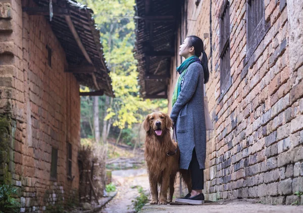 소녀와 그녀의 애완 동물 강아지 — 스톡 사진