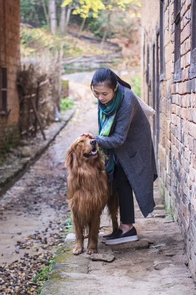 Dziewczynka i jej pies — Zdjęcie stockowe