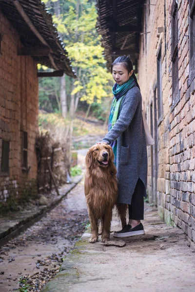 少女と彼女のペットの犬 — ストック写真