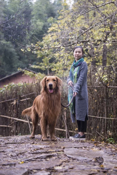 Ragazza e il suo cane domestico — Foto Stock