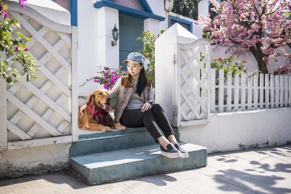 Meninas e golden retriever — Fotografia de Stock