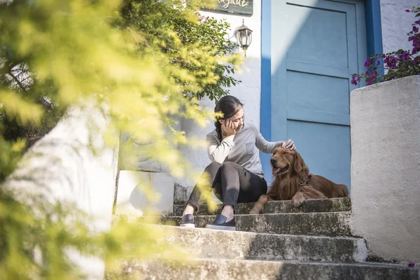 Ragazze e golden retriever — Foto Stock