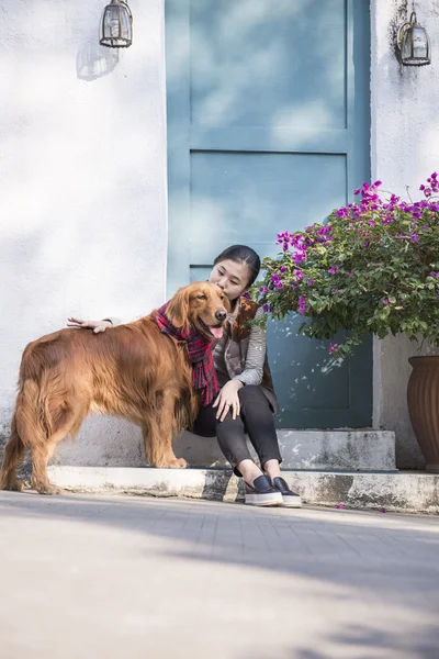 Ragazze e golden retriever — Foto Stock