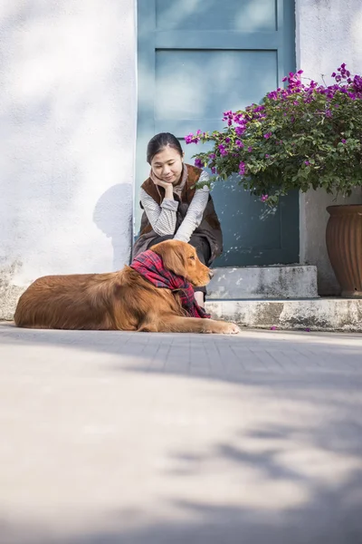 Girls and golden retriever — Stock Photo, Image