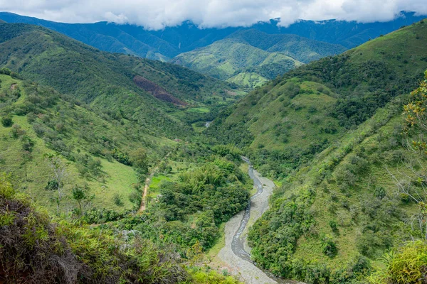 gür yeşil dağlar ve dolambaçlı bir nehir Kolombiya And Dağları 'ndaki bir vadiyi dolduruyor.