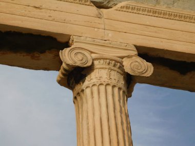 Erectheion tapınağındaki iyonik düzen sütunu başkenti, antik Akropolis, Atina ve Yunanistan 'da