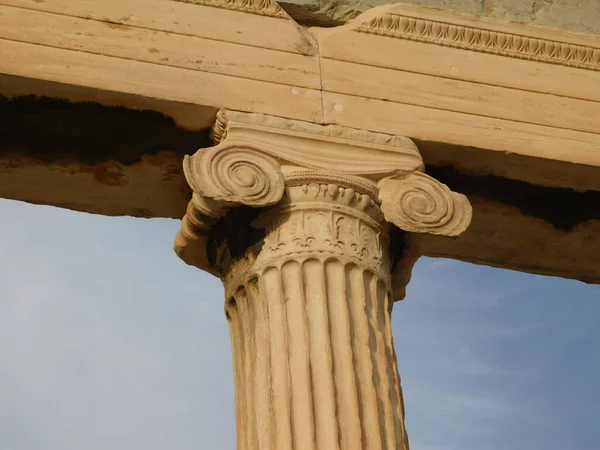 希腊雅典一座位于雅典卫城的埃克西翁神庙上的离子柱首府 — 图库照片