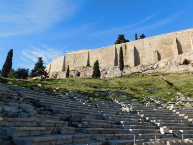 Ocak 2019, Atina, Yunanistan. Akropolis Tepesi 'nin güney yamacındaki antik Dionysus tiyatrosunun ve duvarlarının manzarası.