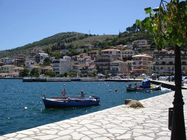 Temmuz 2007, Amfilochia, Batı Yunanistan. Şehrin, sahil ve teknelerin manzarası