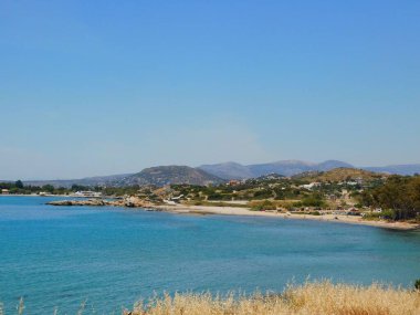 Yazın Attica sahilinde kumlu bir sahil manzarası.