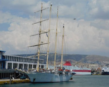 Mayıs 2019, Pire, Yunanistan. Dört direkli bir yolcu gemisi.
