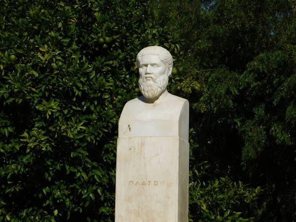 Ekim 2018, Atina, Yunanistan. Platos Akademisi 'nin antik sitesi. Filozofun modern heykeli. Yunanca yazıt Platon anlamına gelir (Platon)