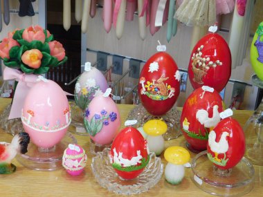 Nisan 2021, Atina, Yunanistan. Paskalya dekorasyonu için renkli yumurta mumları, mağaza vitrininde.