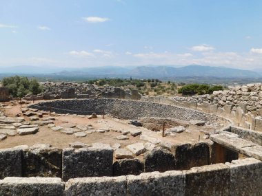 Eski tarih öncesi Mycenae kalesinde dairesel bir defin.