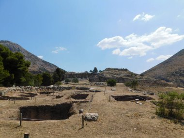 Tarih öncesi Mycenae kalesinin dışındaki antik kraliyet mezarları.