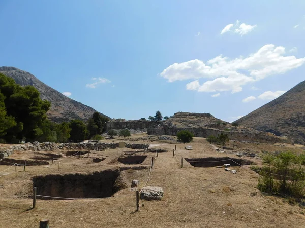 Tarih öncesi Mycenae kalesinin dışındaki antik kraliyet mezarları.