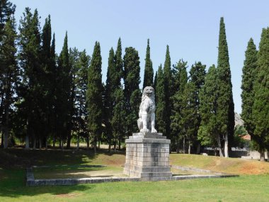 İ.Ö. 338 yılındaki Makedon muharebesinde mağlup olmuş Thebanlar için bir anıt olan dev Chareonea aslanı.
