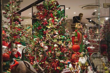 Atina, Yunanistan 'da bir mağaza vitrininde Noel süslemeleri