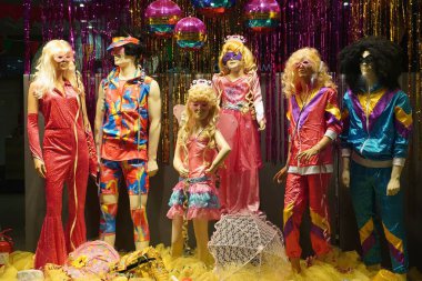 Bir mağaza vitrininde renkli karnaval kostümleri