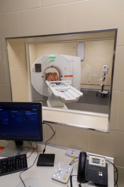 İnsan göğsünün hesaplanmış tomografisi. Kovid-19 hastalığından kaynaklanan akciğer hasarı teşhisi. Çalışmanın başlangıcı.