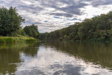 Khopyor Nehri 'nin taşkın ovası. Yazın nehirdeki bir kanoda rafting yapmak. Bireysel yürüyüş. Solo.