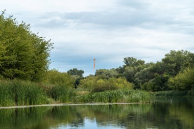Halat şeklinde bir cihaz ve Khopyor Nehri 'nde balık tutmak için bir kurdele. Nehir boyunca uzanıyor..