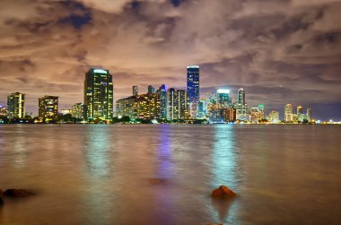 Miami City gökdelenleri ile alacakaranlıkta gökyüzü manzarası
