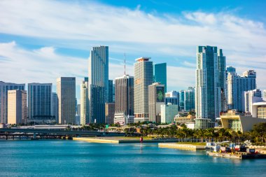 Miami Florida şehir manzarası sabah mavi gökyüzü ile