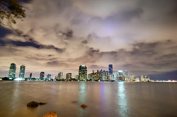 Vista panorámica del horizonte de Miami al atardecer con rascacielos urbanos — Foto de Stock