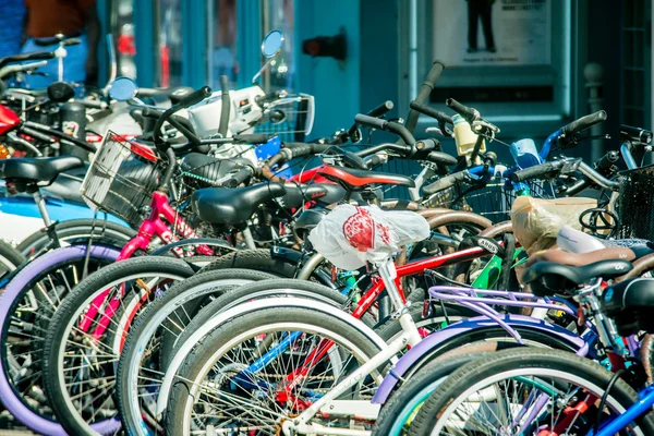 Много велосипедов свалено на улице — стоковое фото