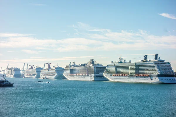 Puerto de Miami - Puerto de Miami uno de los mayores puertos de pasajeros en EE.UU. — Foto de Stock