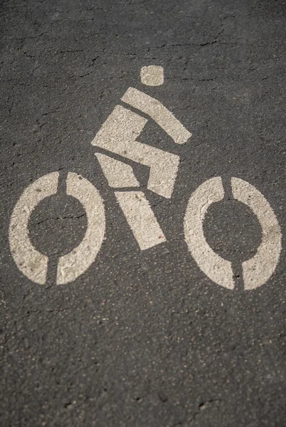 Белый велосипедный знак на дороге — стоковое фото