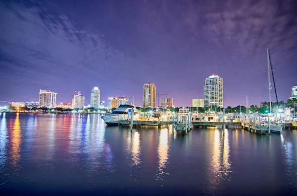 St petersburg florida city skyline and waterfront at night — стоковое фото