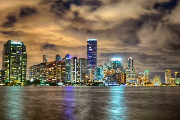 Miami florida city skyline på natten — Stockfoto