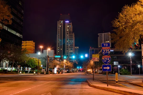St petersburg florida city skyline und waterfront bei nacht — Stockfoto