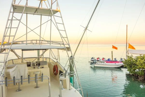 Florida Keys fiskerbåde i turkis tropisk blå vand - Stock-foto