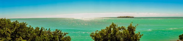 Hermosa playa y el océano escenas en florida llaves — Foto de Stock