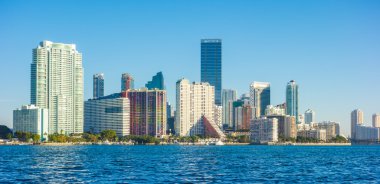 Miami Florida şehir manzarası sabah mavi gökyüzü ile