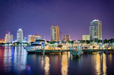 st petersburg florida şehir manzarası ve gece liman bölgesinde