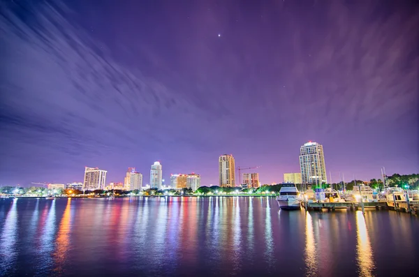 St petersburg florida city skyline und waterfront bei nacht — Stockfoto