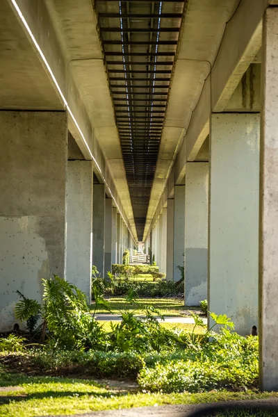 Onder mensen mover monorail structuur — Stockfoto