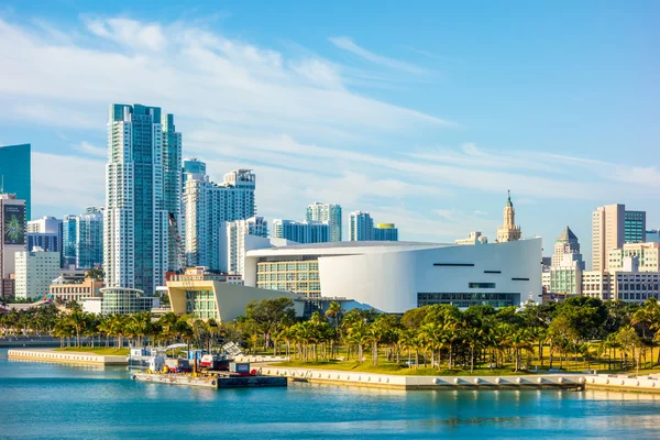 Miami Florida ciudad horizonte mañana con cielo azul — Foto de Stock