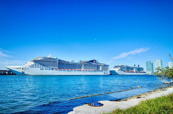 De skyline van de stad van Miami florida en straten — Stockfoto