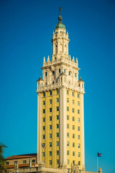 MIAMI, FL - FEB 27: Torre da Liberdade na rua em 7 de fevereiro de 2016 — Fotografia de Stock